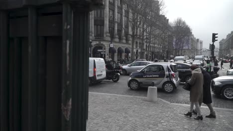 Policeman-riding-horse-in-Paris-streets