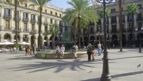 Plaça-Reial-in-Barri-Gothic-Quarter-in-Barcelona,-Spain