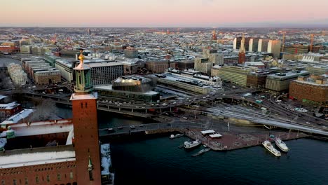 Schwenkende-Drohnenaufnahmen-Zeigen-Das-Rathaus-Von-Stockholm,-Schweden