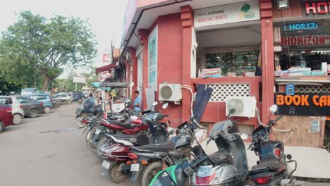 Calle-Urbana-De-La-Ciudad-Motos-Estacionadas-Fuera-De-La-Librería,-India