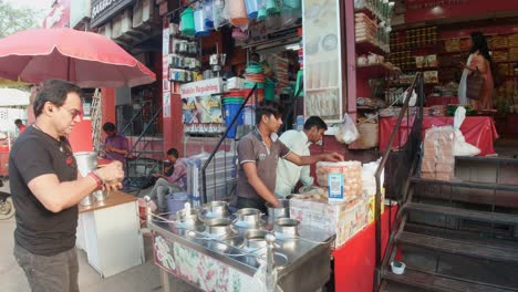 Turista-Comprando-Y-Probando-Delicias-Indias-De-Un-Vendedor-Ambulante-De-Comida-En-La-India.