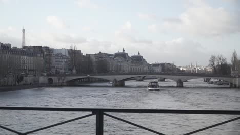 Hombre-Tocando-La-Guitarra-En-El-Puente-Del-Amor-En-París