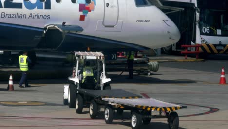 El-Personal-De-Tierra-Prepara-Un-Avión-Azul-En-El-Aeropuerto-Internacional-De-Brasilia.