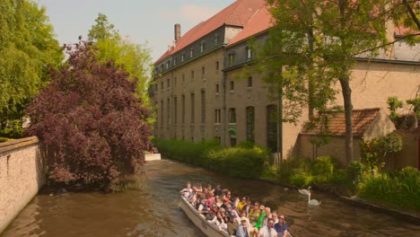 Bootsfahrt-Durch-Die-Kanäle,-Die-„Venedig-Des-Nordens“-Genannt-Werden,-In-Brügge,-Belgien