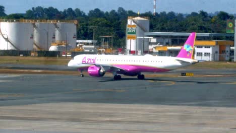 Avión-De-Azul-Airlines-Listo-Para-Despegar-Desde-El-Aeropuerto-Internacional-De-Brasilia