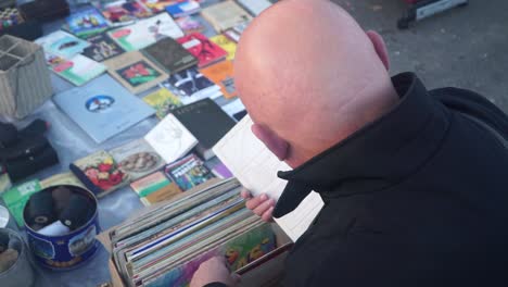 Hombre-Audaz-Recogiendo-Vinilo-En-El-Bazar