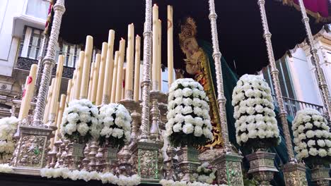 Cerca-De-La-Virgen-María-En-Una-Carroza-De-Semana-Santa-Para-Los-Desfiles-De-Pascua-De-Semana-Santa-Española