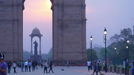 Beautiful-sunrise-at-famous-India-Gate-on-Kartavya-Path-with-tourists-and-locals-enjoying-the-view,-New-Delhi,-India