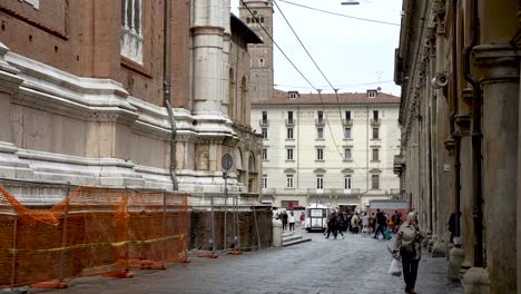 Vista-Mirando-A-Lo-Largo-De-Via-Dell&#39;-Archiginnasio-Hacia-Piazza-Maggiore-En-Bolonia