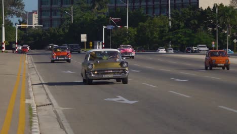 Handkamerafahrt-Von-Oldtimern-In-Havanna,-Kuba