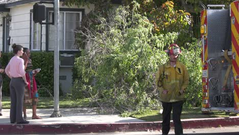 Los-Bomberos-Trabajan-En-Un-Camión-Con-Escalera.