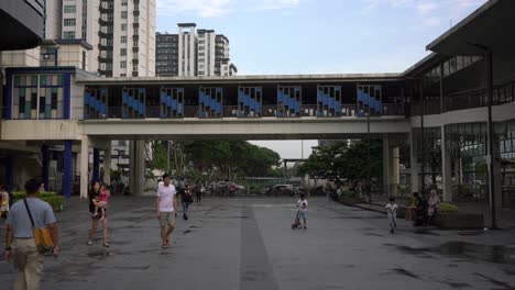 Gente-Caminando-Fuera-De-La-Estación-MRT-De-Bukit-Panjang,-Singapur