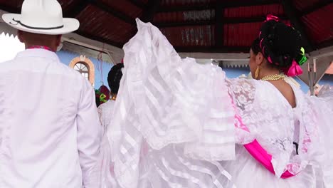 Toma-En-Cámara-Lenta-De-Una-Pareja-Tradicional-Bailando-Con-Zapateado-Indígena-En-Mineral-Del-Chico-Hidalgo-México