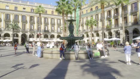 Plaça-Reial-in-Barri-Gothic-Quarter-in-Barcelona,-Spain