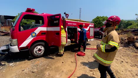 Bomberos-De-Indonesia-Preparando-Manguera-En-El-Lugar-Del-Accidente,-Vista-En-Cámara-Lenta