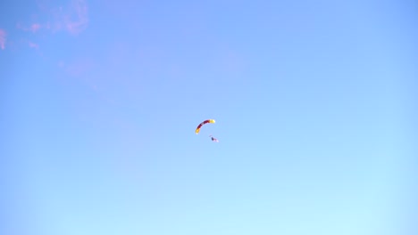 Paracaidista-Inicia-El-Espectáculo-Aéreo-De-Apple-Valley-Con-La-Bandera-Americana.