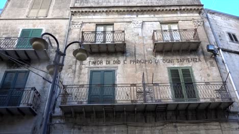 Old-house-in-Mussomeli,-the-town-in-Sicily-where-houses-are-for-sale-at-1-Euro