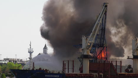 Intensas-Llamas-Y-Humo-Se-Elevan-Entre-Los-Restos-De-La-Planta-De-Azúcar-Domino.