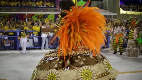 Fotógrafos-De-Carnaval-Y-Un-Fotógrafo-Enano-Fotografían-A-Los-Hermosos-Bailarines-Del-Desfile-De-Carnaval-En-Río-De-Janeiro,-Brasil