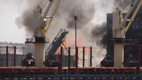 Die-Immer-Noch-Brennenden-Trümmer-Der-Domino-Zuckerfabrik-Spucken-Rauch-über-Den-Hafen