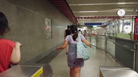 POV:-Los-Tailandeses-Pasan-Los-Torniquetes-Que-Conducen-A-La-Estación-De-Metro-De-Bangkok