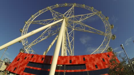 Melbourne-Star-Docklands-Riesenrad-Zeitraffer-Niedriger-Seitenwinkel-Sonnig