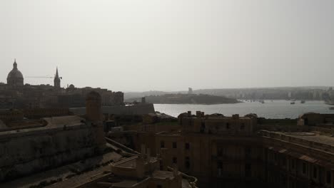 Vista-Del-Puerto-De-Marsamxett-Desde-El-Museo-Nacional-De-La-Guerra---Fort-Saint-Elmo,-La-Valeta