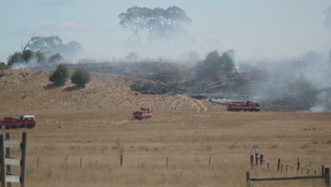 Camiones-De-Bomberos-Acercándose-Al-área-Del-Incendio-De-Césped-Para-Controlar-La-Propagación.