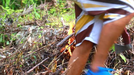 El-Hombre-Inicia-Un-Incendio-En-El-Bosque.