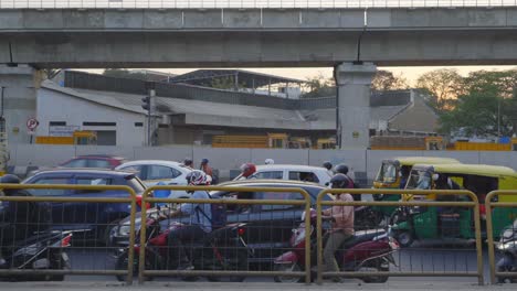 Congestión-Del-Tráfico-En-Hora-Punta-En-Hosur-Road,-Cerca-De-La-Autopista-Silk-Board-Junction,-Bengaluru,-Karnataka,-India