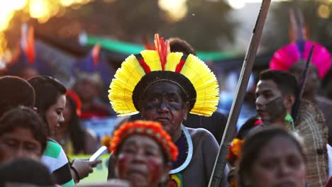 Un-Líder-Indígena-De-Pie-Entre-Su-Tribu,-Protesta-En-Brasilia.