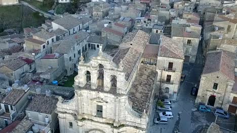 Drohnenaufnahme-über-Der-Hauptkirche-Von-Mussomeli,-Der-Stadt-In-Sizilien,-In-Der-Häuser-Für-1-Euro-Zum-Verkauf-Stehen