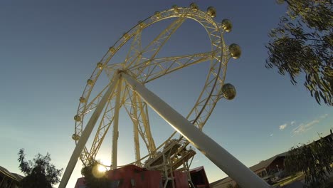 Melbourne-Star-Docklands-Noria-Time-lapse-ángulo-Lateral-Bajo-Anochecer,-Puesta-De-Sol