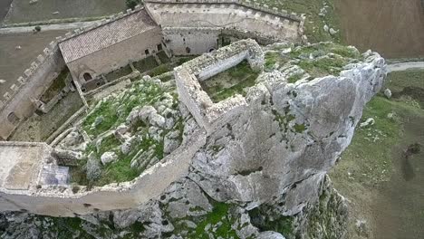 Disparo-De-Drone-Inclinándose-Y-Volando-Hacia-Atrás-Desde-El-Castillo-De-Mussomeli-En-Sicilia