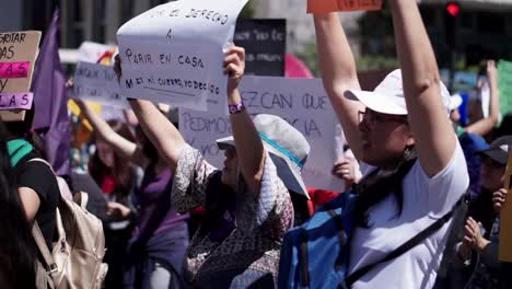 Las-Mujeres-Marchan-Y-Sostienen-Carteles-Durante-El-Día-Internacional-De-La-Mujer.