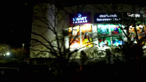 Vista-Nocturna-De-La-Calle-Del-Centro-Comercial-Hitech-City-Mall-Inorbit-Y-Pvr