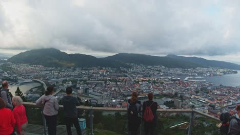 La-Vista-Panorámica-Captura-A-Los-Turistas-Que-Admiran-Las-Impresionantes-Vistas-De-Bergen-En-Noruega.