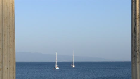 Dos-Barcos-Amarrados-Frente-A-Tharros-En-Cerdeña