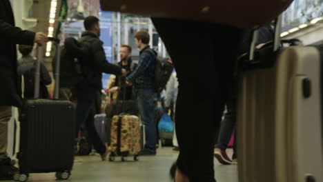 Cientos-De-Pasajeros-Ruedan-Sus-Maletas-Más-Allá-De-La-Cámara-En-Una-Muy-Concurrida-Estación-Internacional-De-St-Pancras-En-Londres.