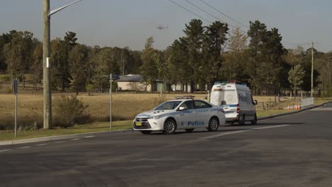 Polizei-Blockiert-Eine-Straße-Zu-Einem-Ländlichen-Buschfeuer