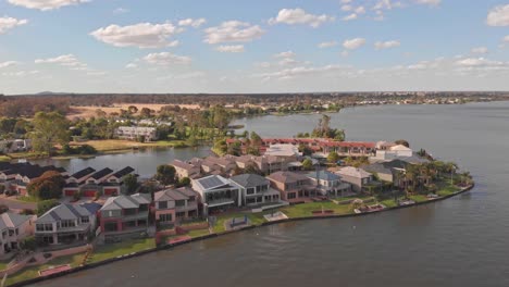 Mulwala,-New-South-Wales-Australia---September-17-2019:-Reveal-of-resort-houses-on-Cypress-Drive-on-the-shore-of-Lake-Mulwala-NSW-Australia