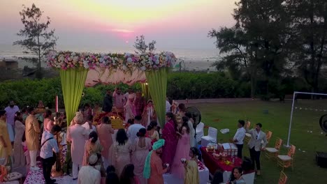 Una-Vista-De-Drones-De-La-Novia-Y-El-Novio-En-Mandap-En-Kenilworth-Resort-En-El-Sur-De-Goa,-India