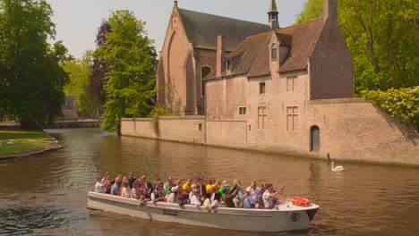 Barcos-Turísticos-A-Través-De-Canales-En-Brujas-Pintorescas,-Bélgica_4k