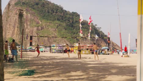 Jóvenes-Brasileños-Juegan-Voleibol-De-Playa-En-La-Playa-De-Ipanema,-Río-De-Janeiro,-Brasil