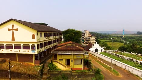 Ein-Drohnenschuss-Fliegt-über-Die-Straßen-Von-Aldona-In-Goa,-Indien