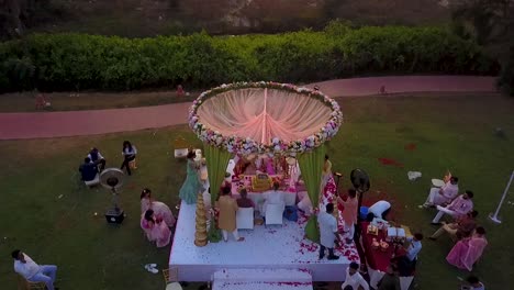 Una-Toma-De-Drones-De-La-Novia-Y-El-Novio-En-Mandap-En-El-Resort-Kenilworth-En-El-Sur-De-Goa,-India