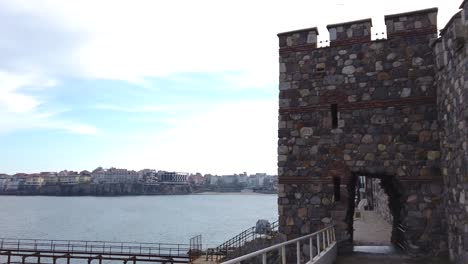 Muralla-Y-Torre-De-La-Fortaleza-Sur-En-El-Auténtico-Sozopol-Ubicado-En-La-Costa-Del-Mar-Negro