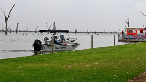 Mulwala,-Nueva-Gales-Del-Sur,-Australia---16-De-Diciembre-De-2020:-Oficial-Marítimo-En-Su-Barco-Comprobando-Las-Licencias-De-Barcos-En-Una-Rampa-Para-Barcos-En-El-Lago-Mulwala-En-Mulwala,-Nueva-Gales-Del-Sur,-Australia