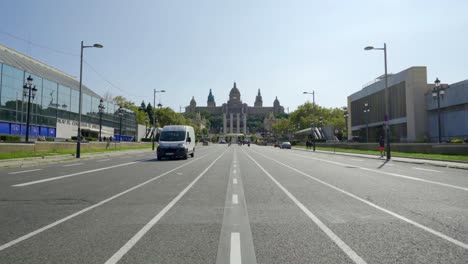 Hiperlapso-De-La-Calle-Principal-De-Barcelona-Hacia-El-Castillo-De-Montjuic-Con-Tráfico-Pasando