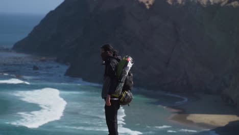 Foto-De-Una-Persona-Caminando-En-Una-Cumbre-Alta-En-Un-Hermoso-Paisaje-Marino,-Perú